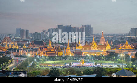 Wat Phra Kaeo, der Tempel des Smaragd-Buddha, Grand Palast in der Dämmerung in Bangkok, Thailand Stockfoto