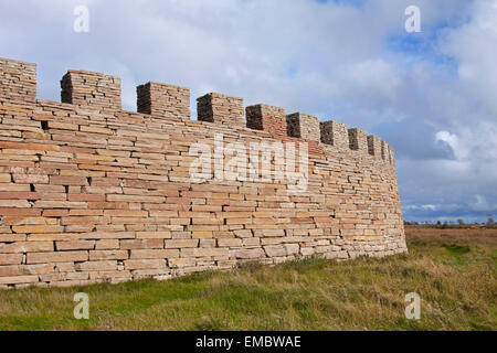 Defensive Trockenmauer mit Mauerkrone der Burg Eketorp, Eisenzeit Fort im südöstlichen Öland, Schweden Stockfoto