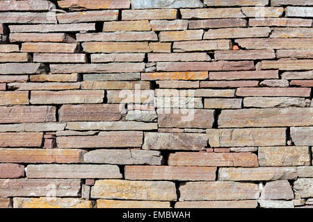Trockenmauer mit ineinandergreifenden Steinen der Burg Eketorp, Eisenzeit Fort im südöstlichen Öland, Schweden Stockfoto