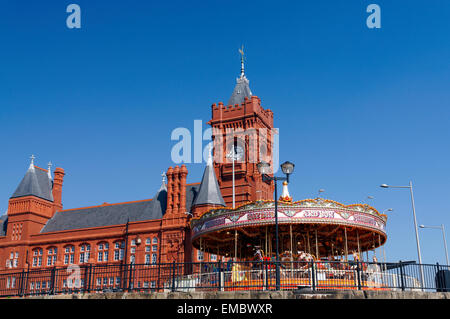 Karussell und viktorianischen Pierhead Gebäude, Bucht von Cardiff, Cardiff, Wales, UK. Stockfoto