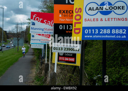 Reihe von Immobilienmaklern für die Vermietung von Zeichen und Häuser zum Verkauf in Leeds, West Yorkshire United KIngdom Stockfoto