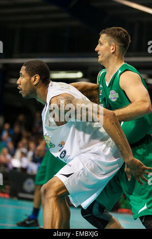 Manchester, UK. 19. April 2015. London-Löwen vorwärts Andrew Sullivan verteidigt gegen Manchester Giants Rob Marsden während der BBL Meisterschaftsspiel zwischen Manchester Giants und London Lions in Trafford Sportsdome in Manchester. London-Löwen gewinnen 96-78. Stockfoto