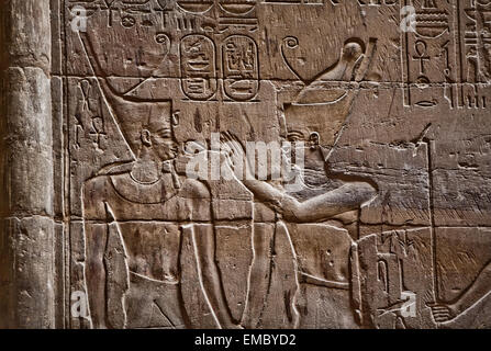 Relief, das ägyptische Göttlichkeit darstellt und einem pharao das Ankh gibt. Tempel von Luxor, Ägypten Stockfoto