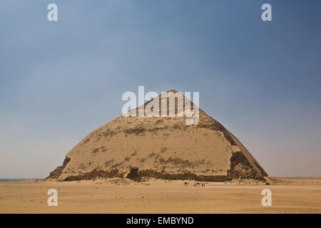 Alte ägyptische Pyramide befindet sich in der königlichen Nekropole von Dahshur, unter dem alten Reich Pharao Sneferu (ca. 2600 v. Chr.) gebaut. A Stockfoto