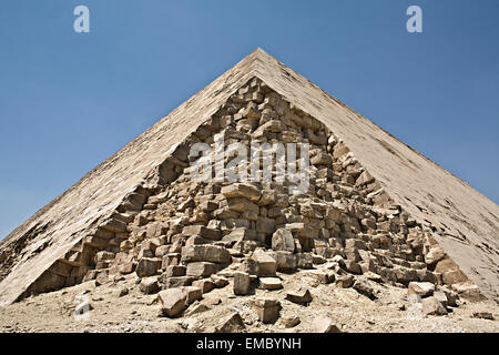 Alte ägyptische Pyramide befindet sich in der königlichen Nekropole von Dahshur, unter dem alten Reich Pharao Sneferu (ca. 2600 v. Chr.) gebaut. A Stockfoto