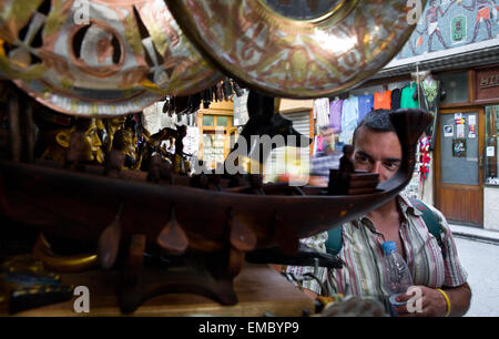 Szene aus dem Khan El Khalili-Basar in Kairo, einem großen Souk im islamischen Viertel von Kairo, Ägypten Stockfoto