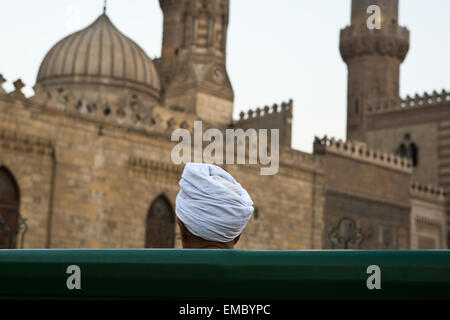 Alte Männer vor einer Moschee neben AlKhan-El-Khalili-Basar, Kairo, Ägypten Stockfoto