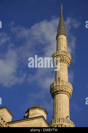 Minarett der blauen Moschee in Istanbul, Türkei, blauer Himmel übernommen Stockfoto