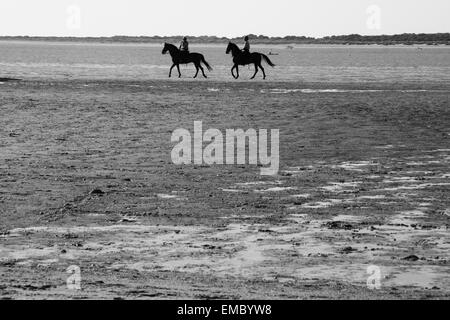 Zwei Polizisten auf Pferd beobachten am Strand vor dem Pferde Rennen von Sanlucar de Barrameda Beach, Spanien Stockfoto