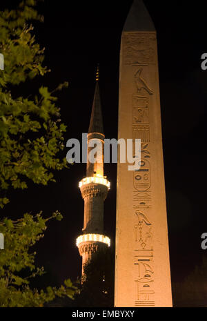 Obelisk und die blaue Moschee Minarett im Hintergrund in der Nacht, Istanbul Stockfoto