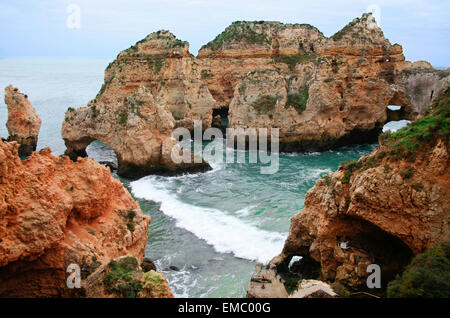 Ponta da Piedade mit ihren Höhlen, Felsen und Buchten, Lagos, Portugal Stockfoto