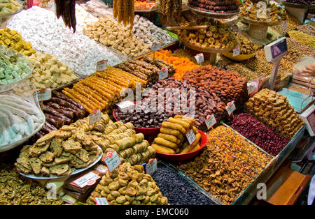 Türkische Süßigkeiten, getrockneten Früchten und Nüssen in einem Stall in der Gewürzmarkt Istanbul anzeigen Stockfoto