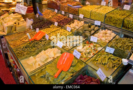 Eingelegtes Gemüse am Markt der große Basar in Istanbul, Türkei Stockfoto
