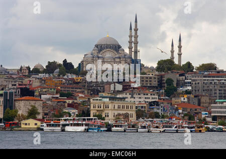 Blick von der Suleymanniye-Moschee auf den Hügel hinunter die bunten Fischerboote am Bosporus Stockfoto