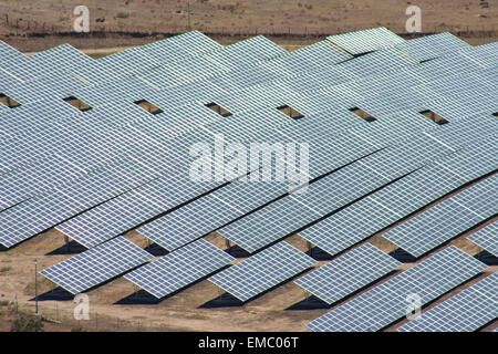 Luftaufnahme von eine große Installation von Photovoltaik-Panels, Alconchel, Spanien Stockfoto