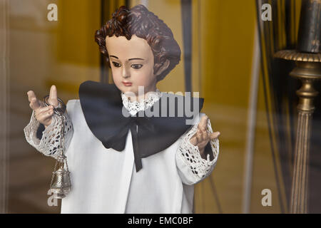 Puppe der Messdiener mit Weihrauchfass in einem Schaufenster in der Karwoche in Spanien Stockfoto