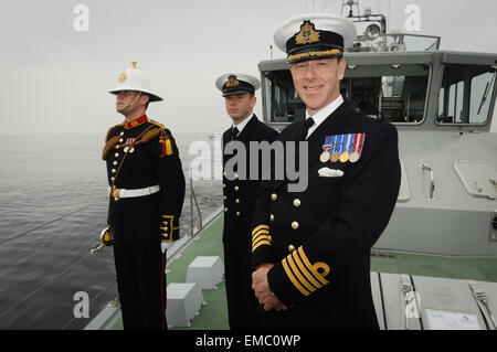 Kapitän Smith RN und CO der Patrouille Boot HMS Beispiel nach einer Kranzniederlegung über das Wrack der HMS Pathfinder Stockfoto