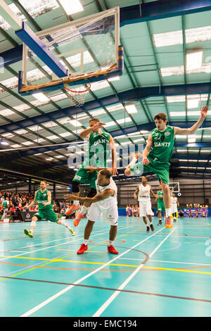 Manchester, UK. 19. April 2015.  London-Löwen Rod Brown versucht, seine Balance unter dem Korb während der BBL Meisterschaft Spiel zwischen Manchester Giants und London Lions in Trafford Sportsdome in Manchester zu halten. London-Löwen gewinnen 96-78. Stockfoto