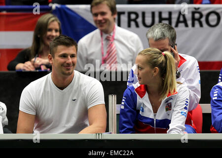 Ostrava, Tschechische Republik. 18. April 2015. Tschechischer Tennisspieler Petra Kvitova (rechts) und ihr Freund Radek Meidl Uhr das Halbfinale gegen Tschechische Republik vs. Frankreich Fed-Cup-match Lucie Safarova gegen Caroline Garcia in Ostrava, Tschechien, 18. April 2015. © Petr Sznapka/CTK Foto/Alamy Live-Nachrichten Stockfoto