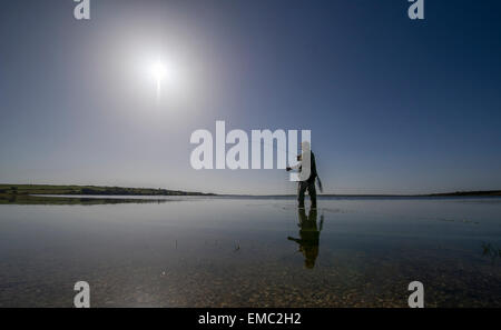 Ein Mann-Fliegenfischen auf Forellen am See am Colliford Stausee auf Bodmin Moor, Cornwall Stockfoto