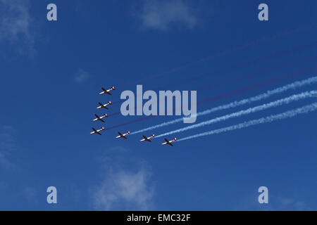 Geschwader der sieben Flugzeuge in der Luft gegen blauen Himmel Stockfoto