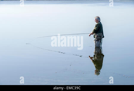 Ein Mann-Fliegenfischen auf Forellen am See am Colliford Stausee auf Bodmin Moor, Cornwall Stockfoto