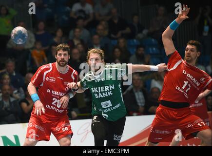 Kassel, Deutschland. 19. April 2015. Die Melsung Momir Rnic (L) und Felix Danner (R) wetteifern um den Ball mit Skjern Handbolds Frederik Gustenhoff Boerm während der European Handball Federation Viertelfinalspiel zwischen MT Melsungen und Skjern Handbold in Kassel, Deutschland, 19. April 2015. Foto: Uwe Zucchi/Dpa - NO-Draht-SERVICE-/ Dpa/Alamy Live News Stockfoto