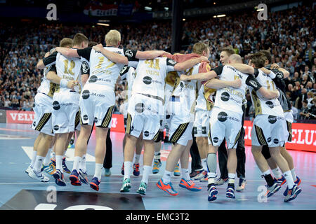 Kieler Spieler feiern ihren 31-23 Sieg nach den europäischen Fußballverband Viertelfinalspiel zwischen THW Kiel und Pick Szeged in Kiel, Deutschland, 19 Arpil 2015. Foto: Daniel Reinhardt/dpa Stockfoto