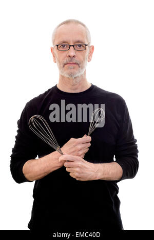 Erwachsenen Mannes in schwarz mit Brille hält eine Peitsche in jedem und ernst Stockfoto