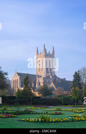 Kathedrale Bury St Edmunds, Blick auf die Kathedrale St Edmundsbury mit den Abbey Gardens im Vordergrund, Bury St Edmunds, Suffolk, England, Großbritannien Stockfoto