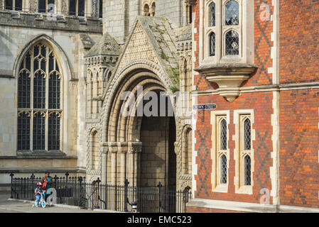 Suffolk Architektur, eine Mischung von Norman, dem Mittelalter und der viktorianischen Architektur spanning 900 Jahre in der Crown Street, Bury St. Edmunds, Suffolk, Großbritannien Stockfoto