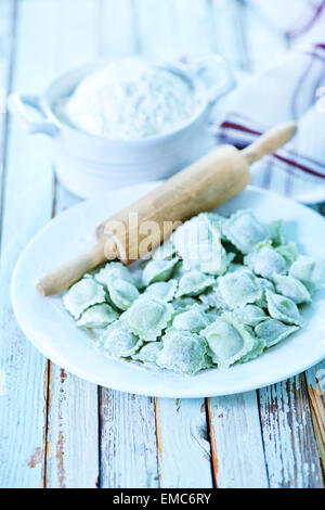 Ravioli auf Teller und auf einem Tisch Stockfoto