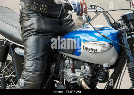 Biker auf einem Triumph-Motorrad. Klassische britische Motorrad Stockfoto