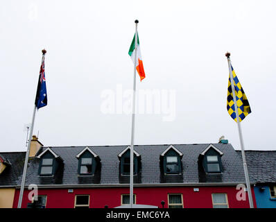 Irisch, australischen und Clare Flagge am Mast Stockfoto