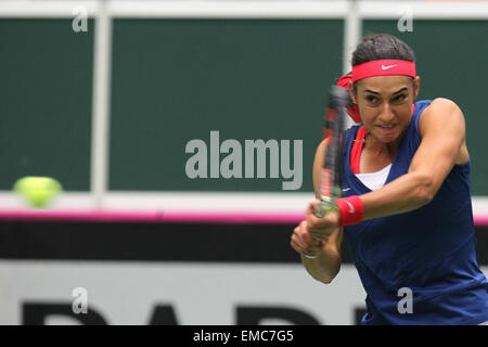 Ostrava, Tschechische Republik. 18. April 2015. Französische Tennisspielerin Caroline Garcia in Aktion während das Halbfinale gegen Tschechische Republik vs. Frankreich Fed-Cup-Spiel gegen Lucie Safarova in Ostrava, Tschechische Republik, 18. April 2015. © Petr Sznapka/CTK Foto/Alamy Live-Nachrichten Stockfoto