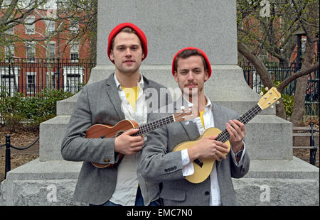 Ukulele Duo Benny und Griff posieren für ein Porträt im Washington Square Park in Manhattan, New York City Stockfoto