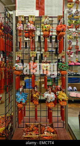 Bunte chinesische Glückssymbole für Verkauf am Pearl River am Broadway in Downtown Manhattan, New York City. Stockfoto