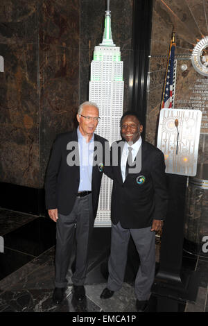 New York Cosmos-Legende Franz Beckenbauer leuchtet das Empisre State Building "Cosmos grün" um zu starten und zu Beginn der Saison das Team 2015 Frühling zu feiern. New York, 17.04.2015/picture Allianz Stockfoto