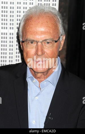 New York Cosmos-Legende Franz Beckenbauer leuchtet das Empisre State Building "Cosmos grün" um zu starten und zu Beginn der Saison das Team 2015 Frühling zu feiern. New York, 17.04.2015/picture Allianz Stockfoto