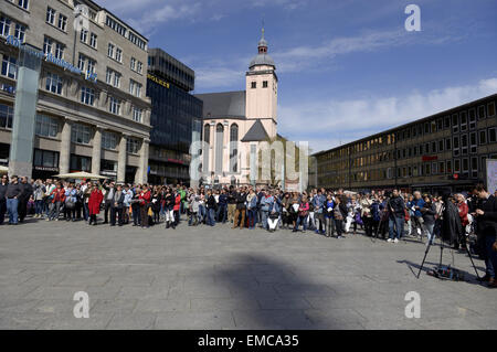 Köln, Deutschland. 17. April 2015. Beginn des ökumenischen Gottesdienst für die Opfer der Germanwings-Absturz vor der Kathedrale in Köln, 17. April 2015. / Bild Allianz © Dpa/Alamy Live-Nachrichten Stockfoto