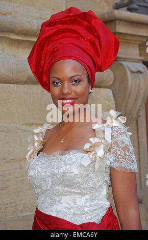 Porträt einer schönen Nigerianerin in einer reich verzierten roten Hut auf einer Party in Florenz, Italien Stockfoto