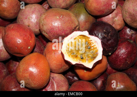 Passionsfrucht/Maracuja für Verkauf In ein Thai Markt Passiflora edulis Stockfoto
