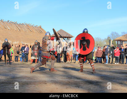 Mittelalterliche Krieger kämpfen in der Schlacht. Slawutowo Dorf, Pommern, Polen. Stockfoto