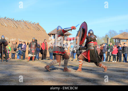 Kampf gegen Krieger mit schweren Schwertern und Räder, die Schlacht in Slawutowo Siedlung. Pommern, Polen. Stockfoto