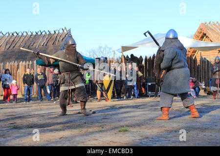 Mittelalterliche Krieger im Kampf. Slawutowo Dorf, Pommern, Polen. Stockfoto