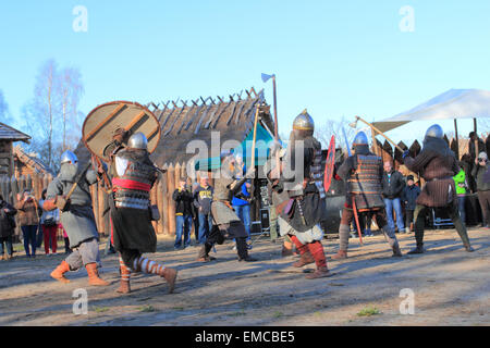 Krieger kämpfen. Mittelalterliche Siedlung in Slawutowo. Pommern, Polen. Stockfoto