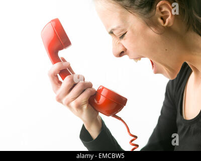 Seitenansicht des kaukasischen Frau schreiend auf einem Telefonhörer Stockfoto