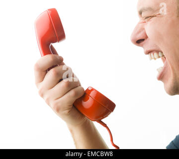 Nahaufnahme des kaukasischen Mann schreien am Telefonhörer Stockfoto