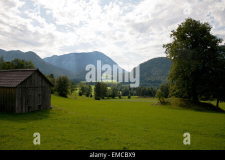 Landschaft in der Nähe von Untertressen mit Rötelstein Berg im Hintergrund, Altaussee, Steiermark, Österreich Stockfoto