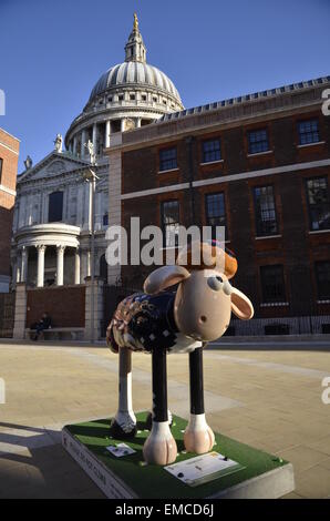 Ein Shaun das Schaf Replik Skulptur platziert Bestandteil der Shaun in der Stadt-Ausstellung von 50 Shauns in London im Mai 2015 Stockfoto